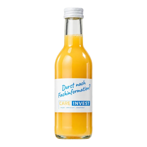 Wasserkonzepte – Flasche Orangensaft mit Logo und Etikett